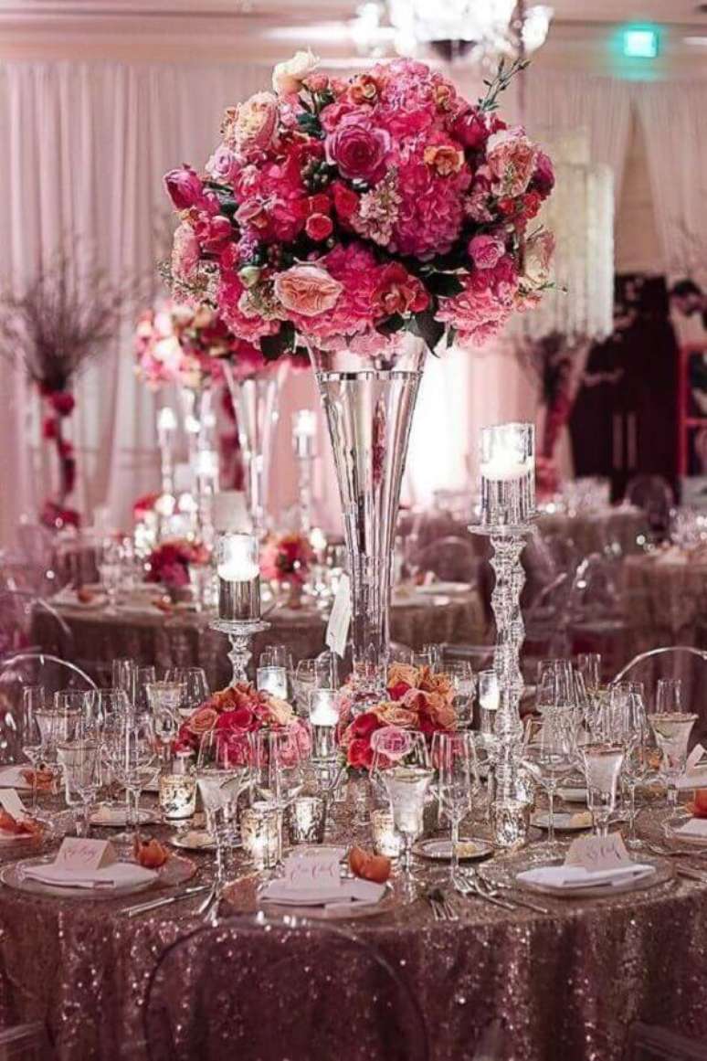 31. Linda decoração com paleta de cores para casamento em tons de rosa com lindos arranjo de rosas – Foto: Viva La Rosa