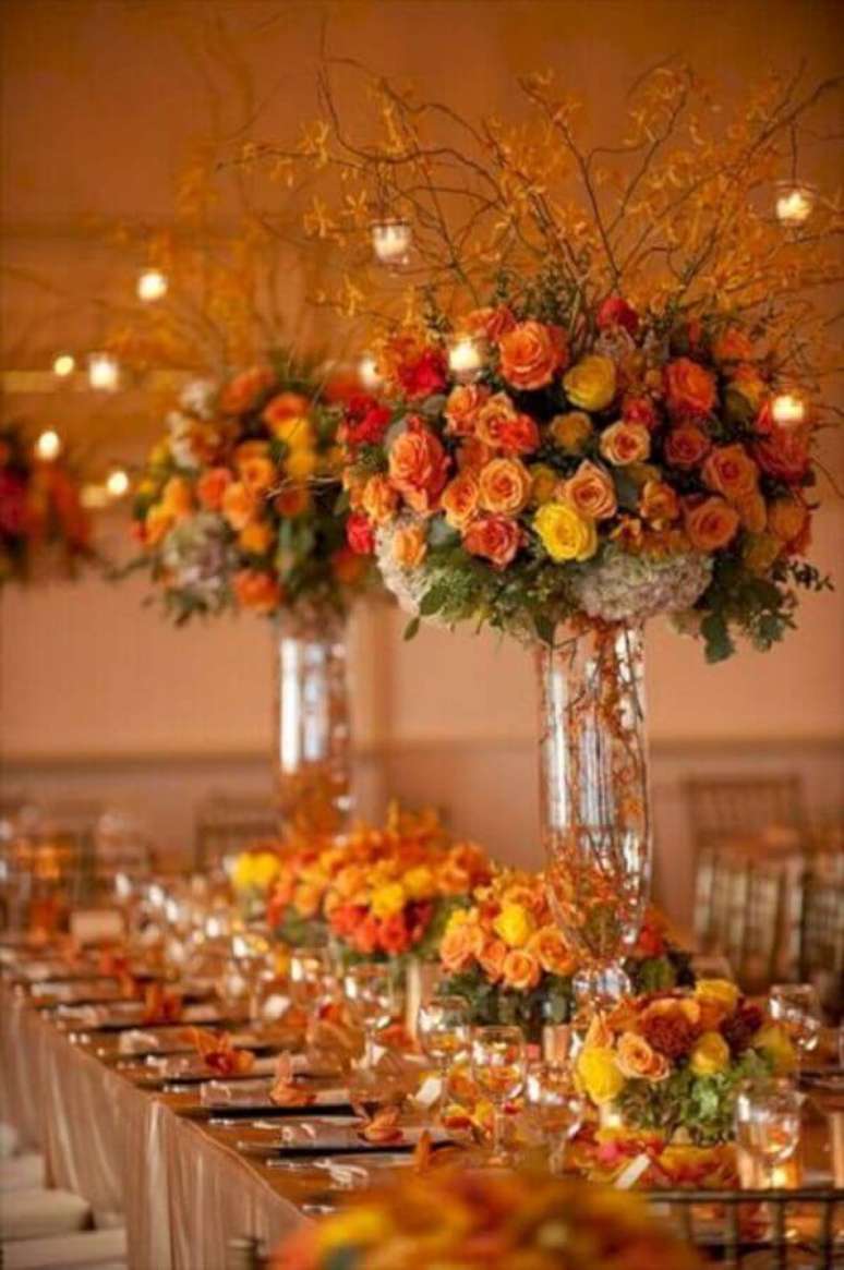 32. Laranja e amarelo são cores para decoração de casamento capaz de deixar o ambiente bem alegre e descontraído – Foto: Pinterest