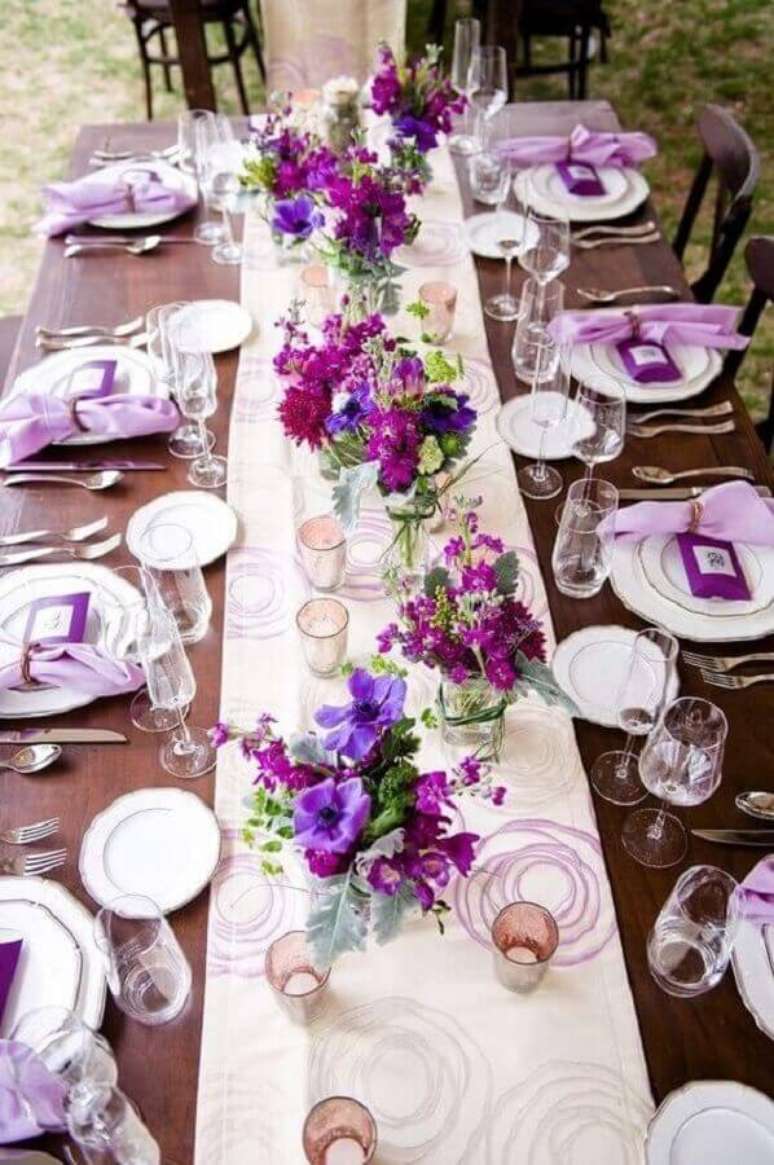 35. Cores para casamento decorado com arranjo de flores simples em tons de roxo – Foto: Salve a Noiva