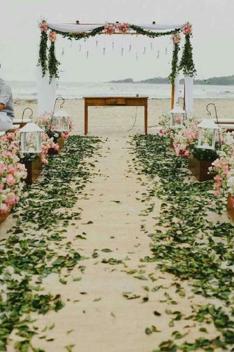 37. Cores para casamento na praia com estilo rústico decorado com caminho de folhagens até o altar – Foto: Casamentos