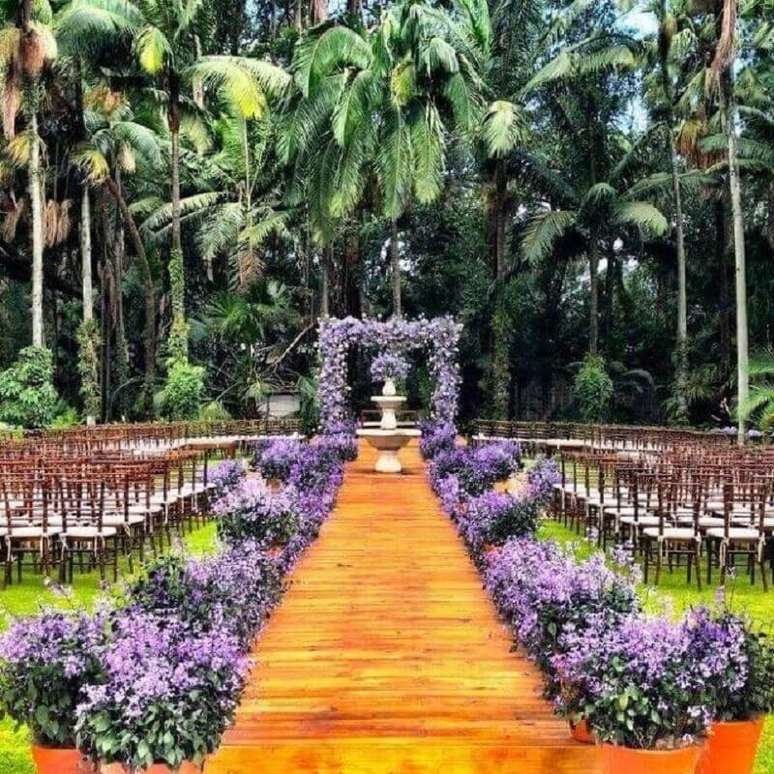 39. Cores para casamento no campo com arranjo de flores roxas – Foto: Pinterest