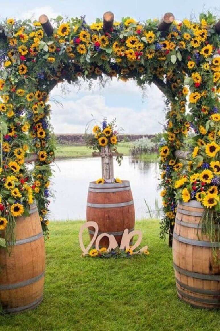 38. Cores para casamento no campo com flores coloridas – Foto: Doce Vida Interior