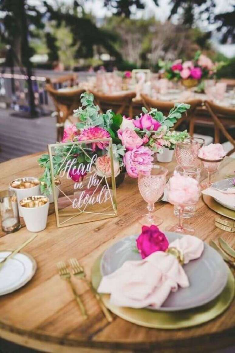 40. Cores para casamento rústico decorado com arranjo de flores cor de rosa – Foto: Pinterest