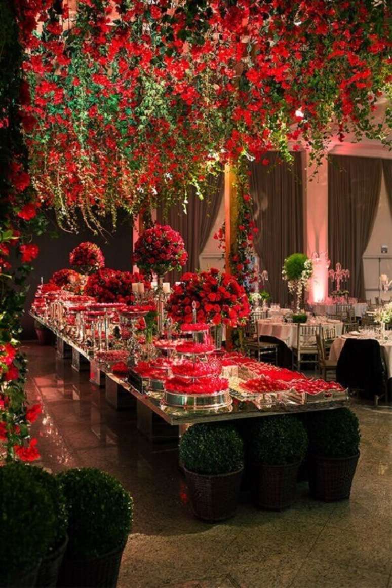 45. Cores para casamento sofisticado com arranjo de flores vermelhas &ndash; Foto: Constance Zahn