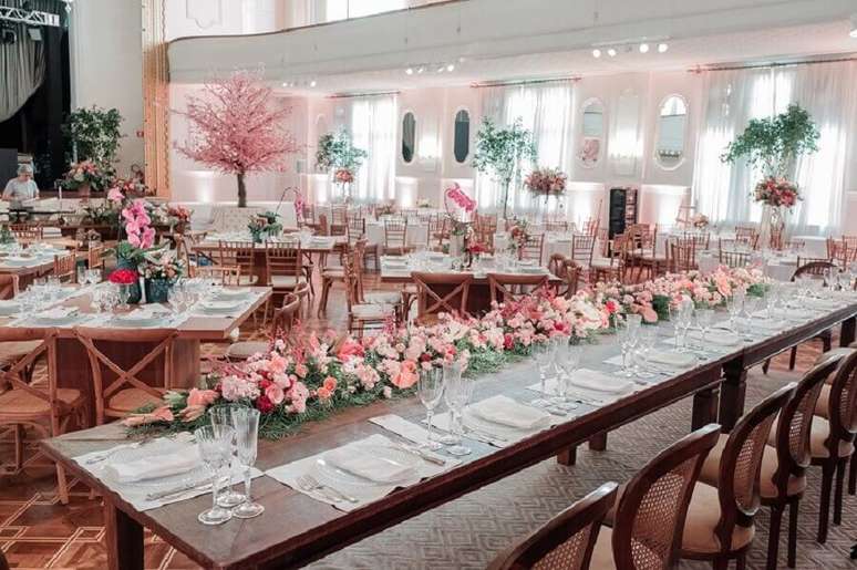 48. Cores para festa de casamento com arranjo de rosas cor de rosa &ndash; Foto: Inesquec&iacute;vel Casamento