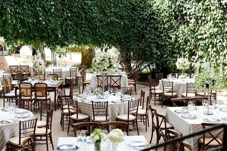 50. O braco e verde s&atilde;o &oacute;timas combina&ccedil;&atilde;o de cores para casamento de dia ao ar livre &ndash; Foto: Papel e Estilo