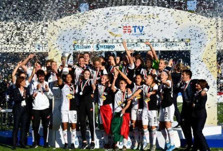 Jogadoras da equipe feminina da Juventus celebrando o título da Supercopa da Itália