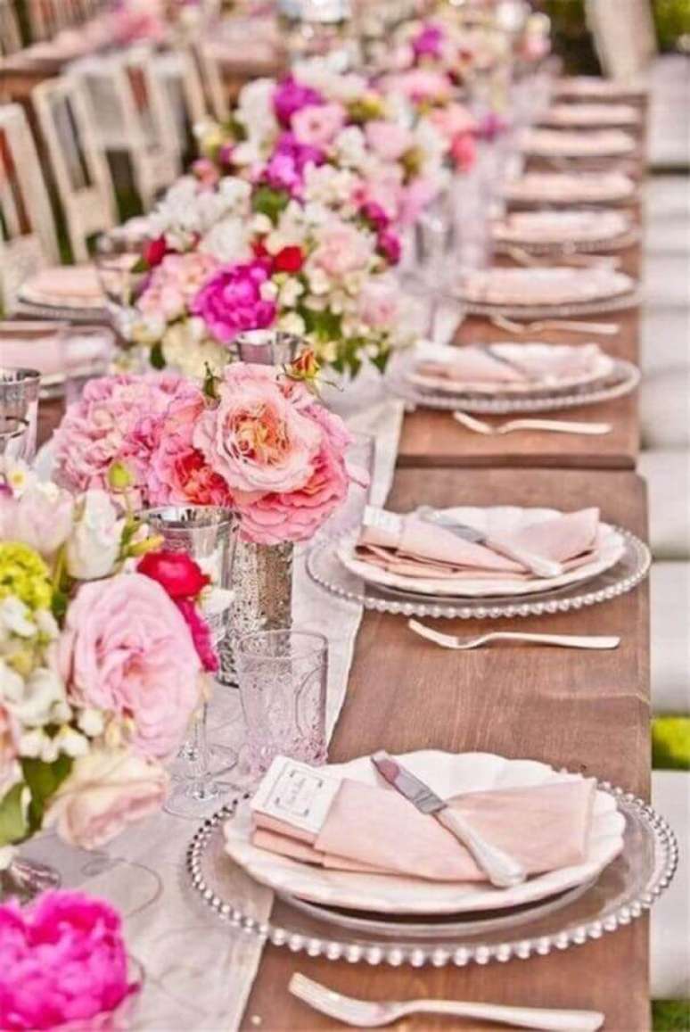 53. Decoração de casamento com arranjo de flores cor de rosa – Foto: Etsy