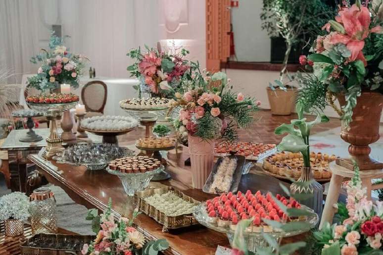 55. Decoração para mesa de doces para casamento com detalhes em verdes através das folhagens – Foto: Papel e Estilo