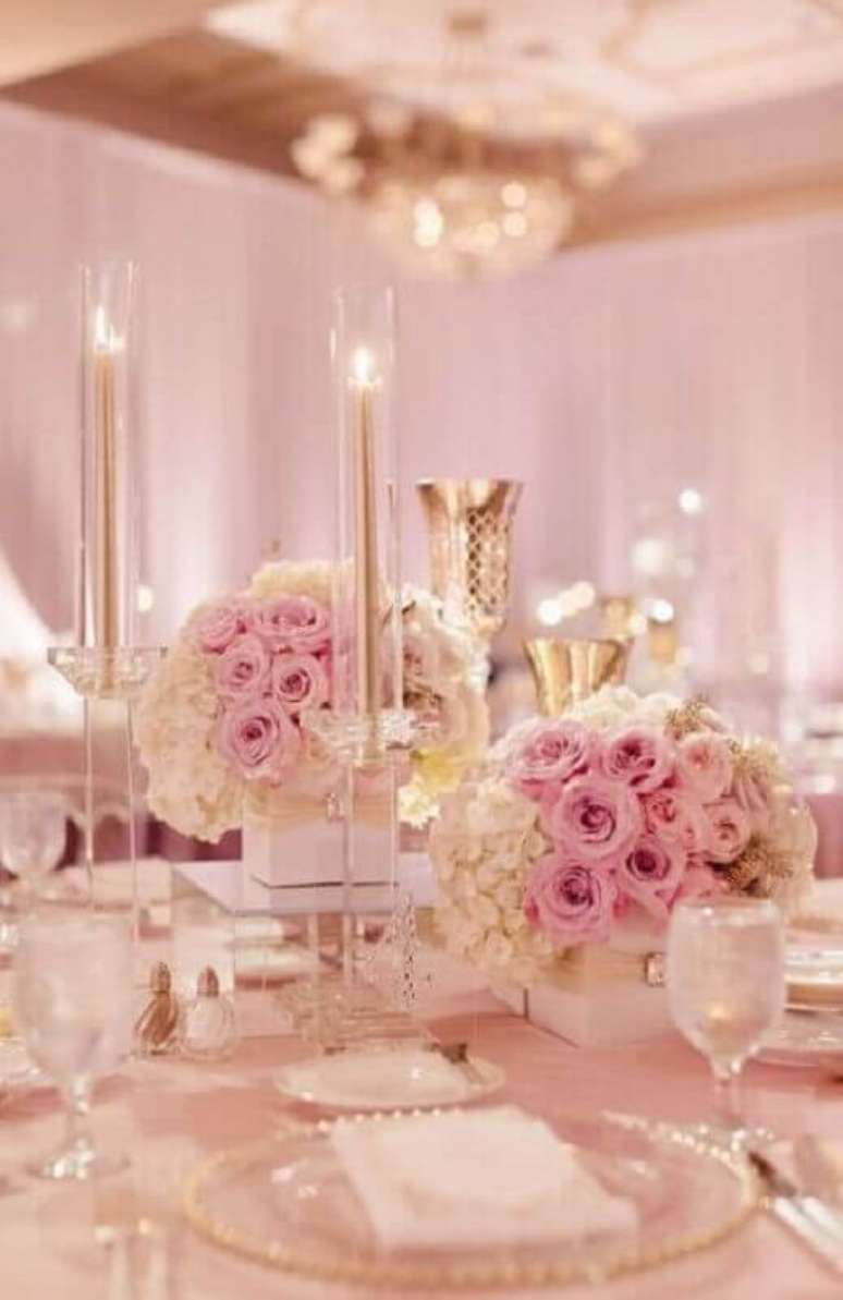 58. Decoração romântica com flores cor de rosa para decoração de festa de casamento – Foto: Pinterest