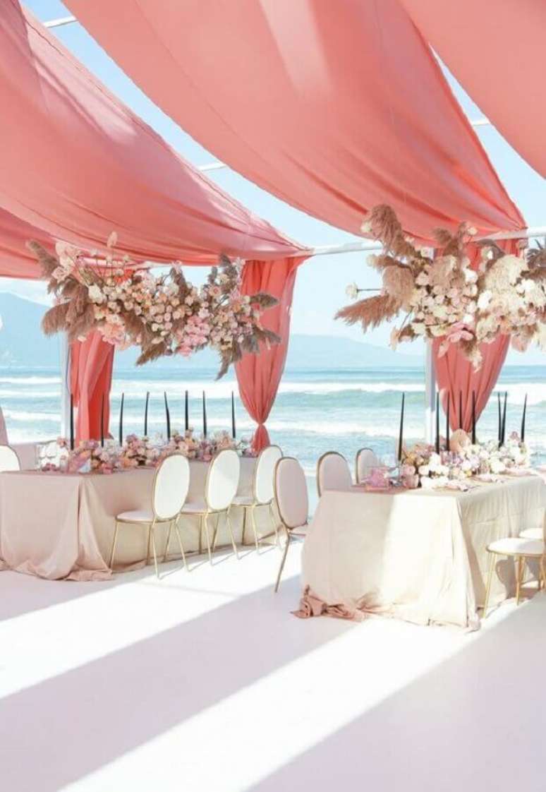 59. Decoração romântica com cores para festa de casamento na praia – Foto: It Girl Weddings