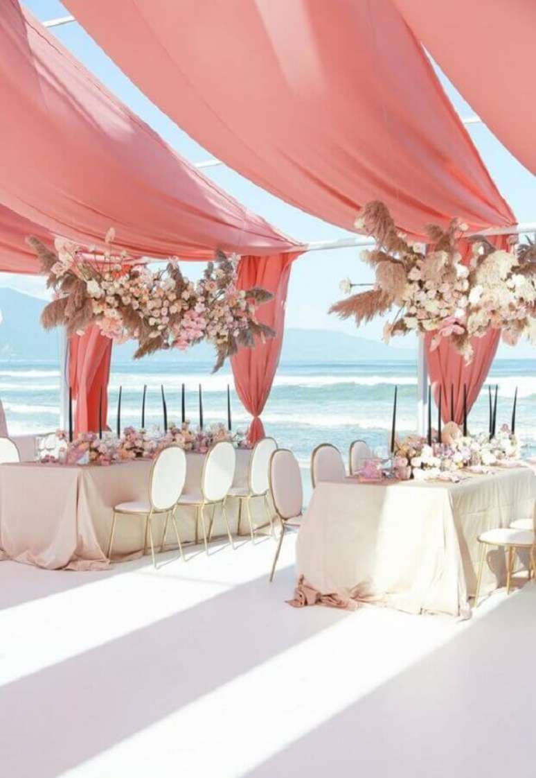 59. Decora&ccedil;&atilde;o rom&acirc;ntica com cores para festa de casamento na praia &ndash; Foto: It Girl Weddings