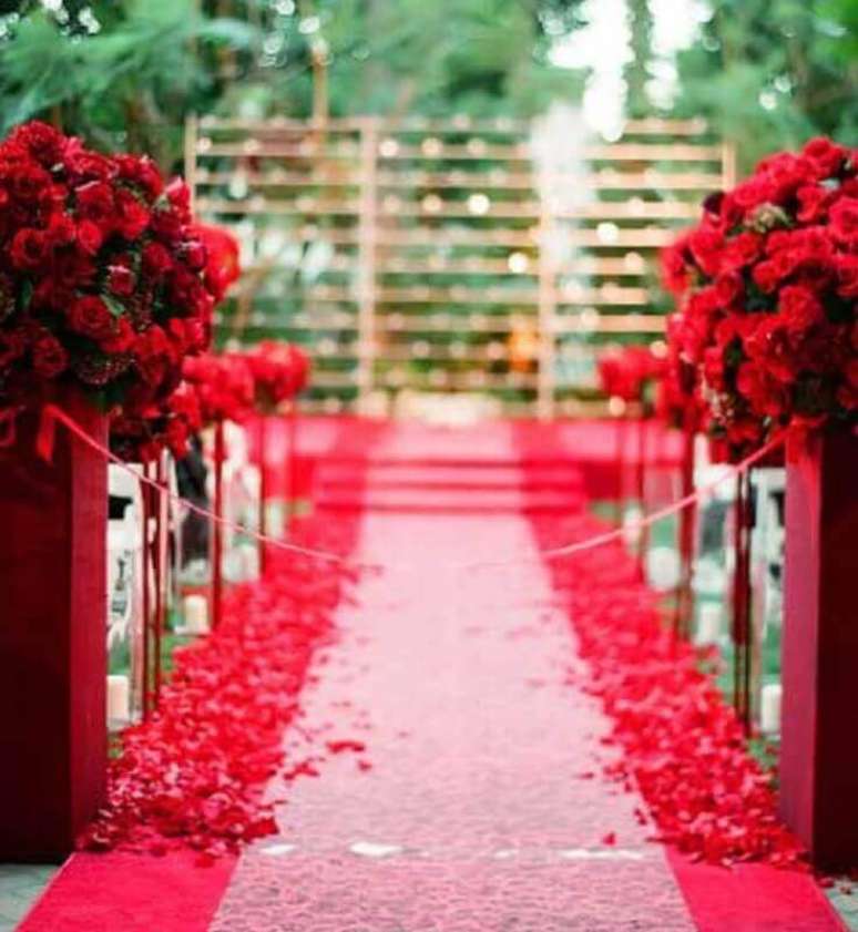 61. Decoração vermelha para cores de casamento – Foto: Enfim Noivei