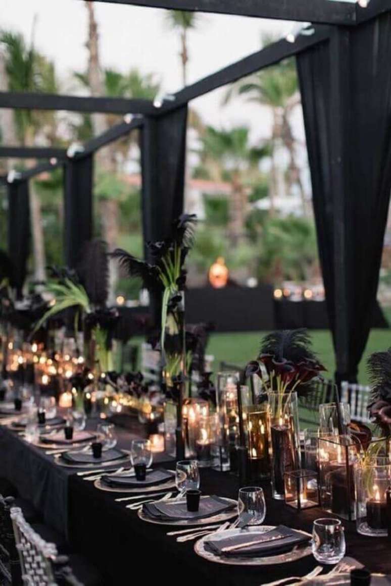 66. O preto é uma das cores para casamento que mais deixam o ambiente sofisticado e moderno – Foto: Rock My Wedding