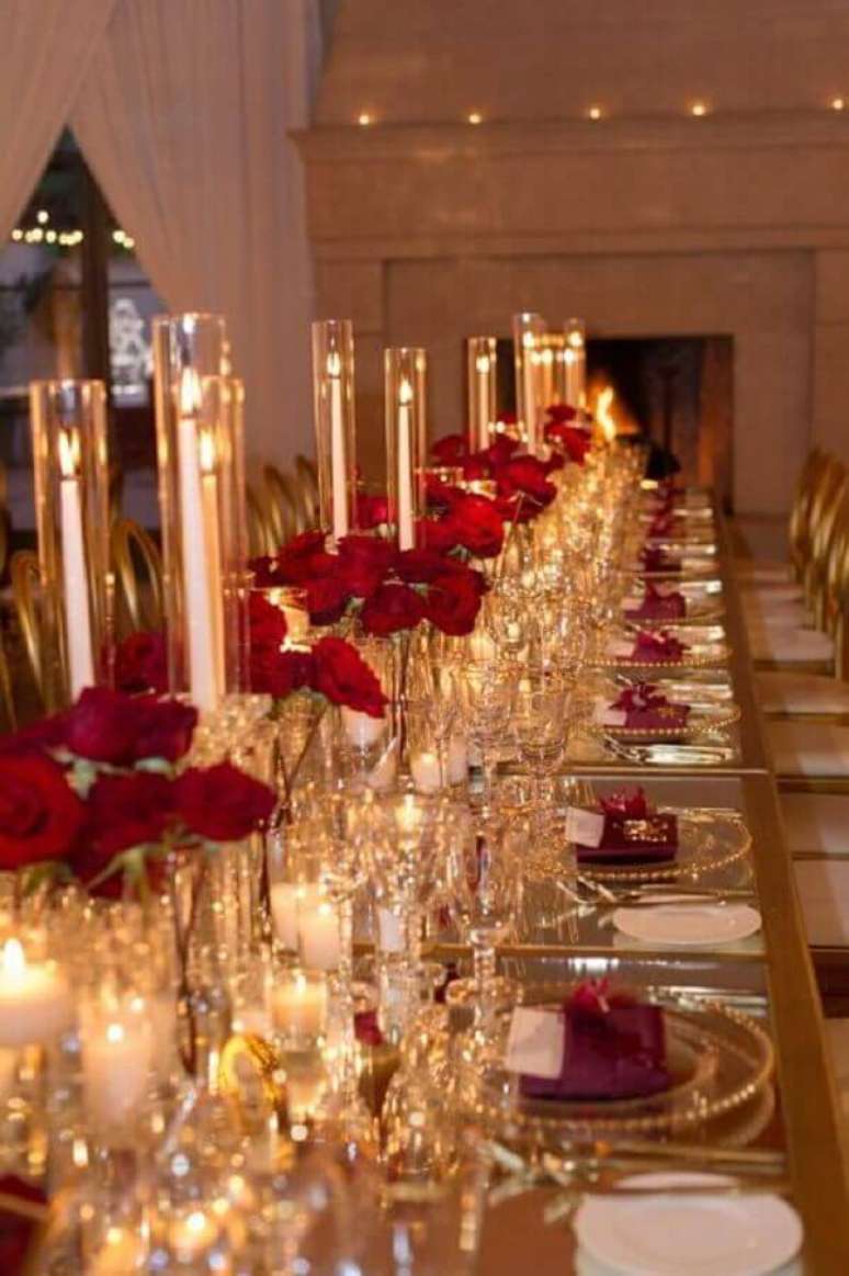67. Rosas vermelhas para decoração de festa de casamento sofisticada -Foto: Rock My Wedding
