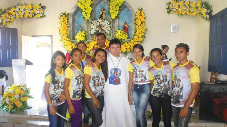 Manuel cercado por fi&eacute;is em igreja no interior do Par&aacute;