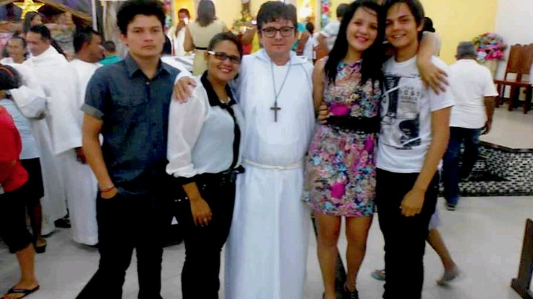 Manuel, a esposa e os tr&ecirc;s filhos