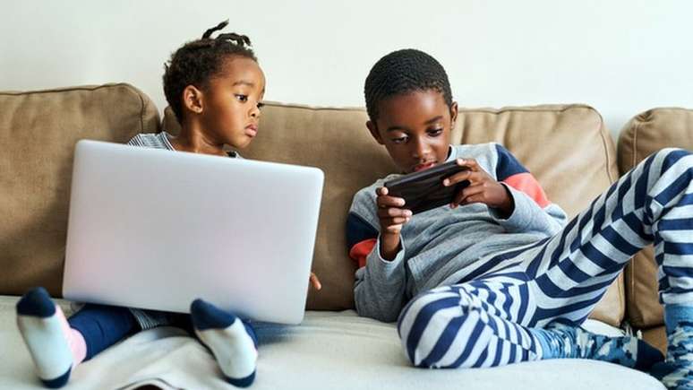 Crianças que têm acesso à internet também precisam ser orientadas sobre a disseminação de informações falsas