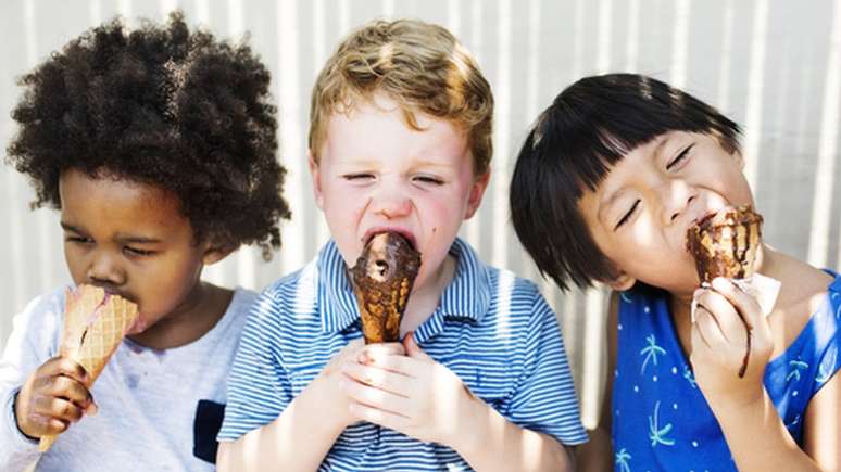 Crianças pequenas gostam de compartilhar comida, o que pode contribuir para espalhar doenças de forma mais rápida