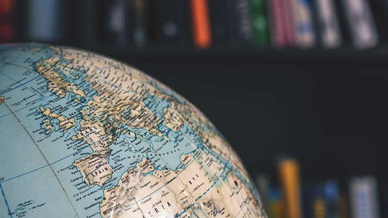 De acordo com uma pesquisa do Instituto Datafolha de 2019, 90% dos brasileiros consideram que o formato do planeta Terra &eacute; redondo