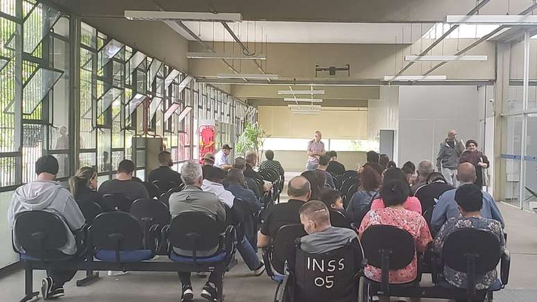 Espera na ag&ecirc;ncia do INSS em um bairro no centro de S&atilde;o Paulo; promessa do governo de refor&ccedil;o no atendimento ainda n&atilde;o saiu do papel