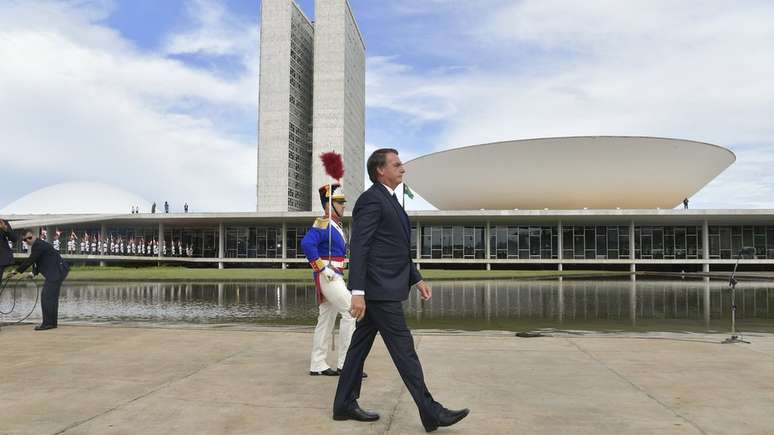 Bolsonaro passa em frente ao Congresso em seu dia de posse; Presidente terá novo teste de força no Senado nesta terça-feira