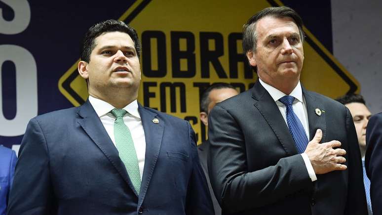 Alcolumbre e Bolsonaro em evento no final de 2019; os dois se encontraram na véspera de votação sobre orçamento impositivo