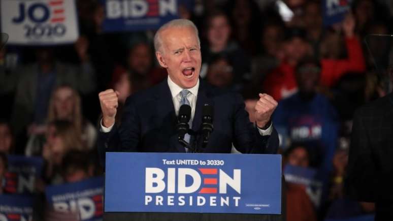 Segundo analistas, saída de pré-candidatos moderados pode levar eleitores a unirem em torno de Biden