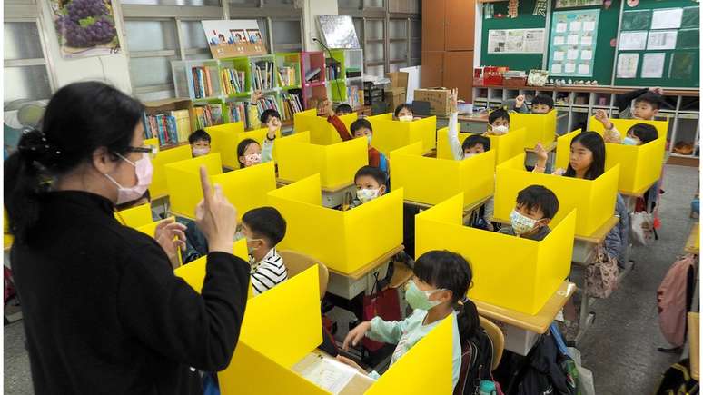 Escolas, como esta de Taiwan, adotaram medidas como uso de m&aacute;scaras