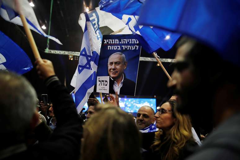 Apoiadores de Benjamin Netanyahu comemoram divulgação de resultados de eleição em Israel
02/03/2020
REUTERS/Ammar Awad