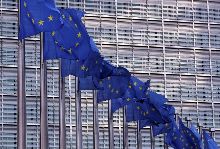Bandeiras da União Europeia se movimentam do lado de fora da Comissão Europeia em Bruxelas, Bélgica
19/02/2020
REUTERS/Yves Herman