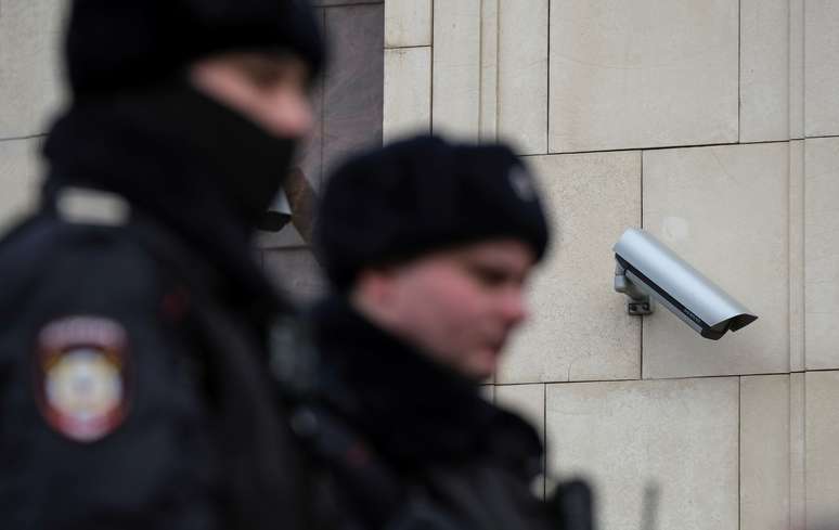 Policiais próximos a câmera de vigilância em Moscou, Rússia 
26/02/2020
REUTERS/Shamil Zhumatov