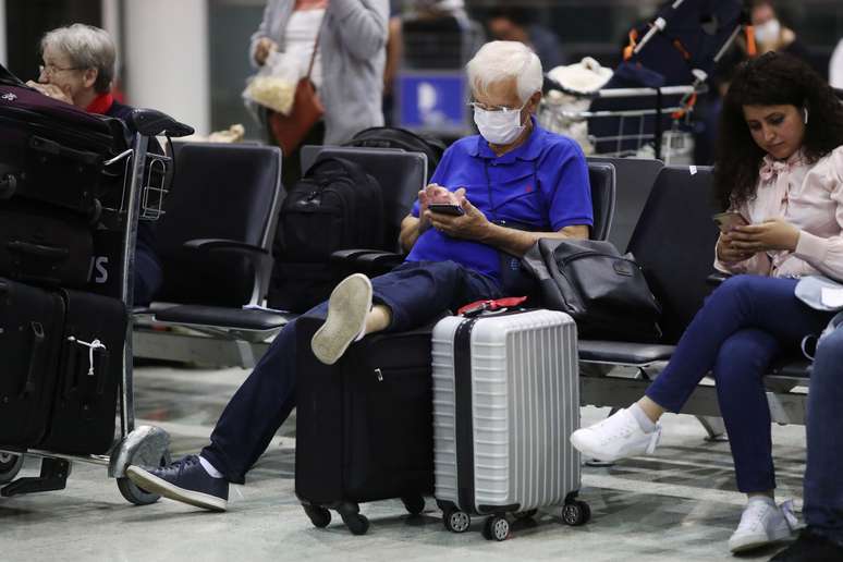 Viajante usa máscara enquanto aguarda embarque no aeroporto de Guarulhos
29/02/2020
REUTERS/Amanda Perobelli