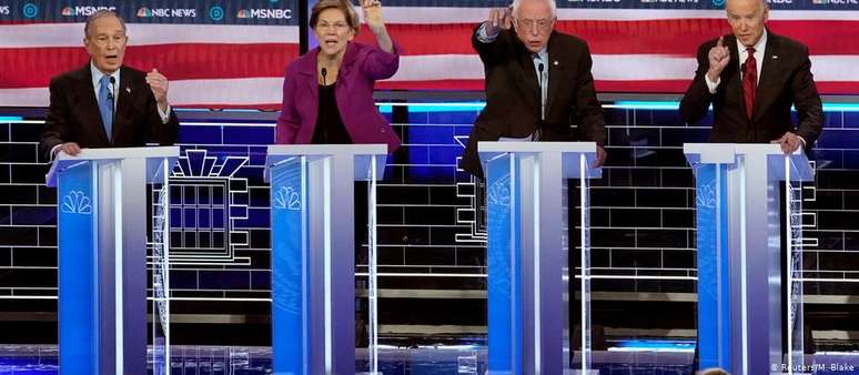 Mike Bloomberg, Elizabeth Warren, Bernie Sanders e Joe Biden no debate em Nevada (19/02/2020)