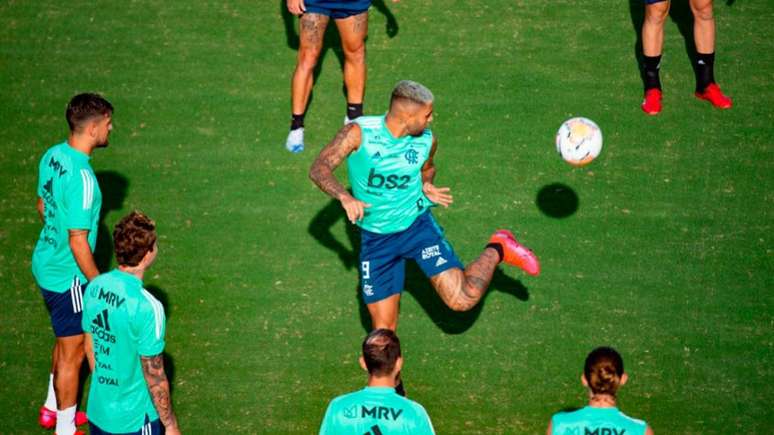 Gabigol faz malabarismo com a bola no treino da última segunda, em Barranquilla (Foto: Alexandre Vidal / Flamengo)