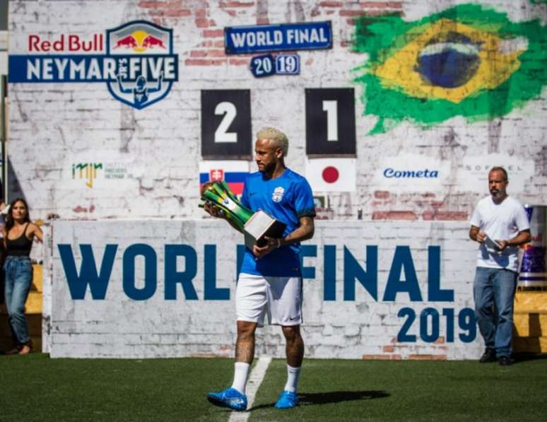 Neymar com troféu na final mundial do Red Bull Neymar Jr's Five de 2019 (Foto: Fabio Piva/Red Bull Content Pool)
