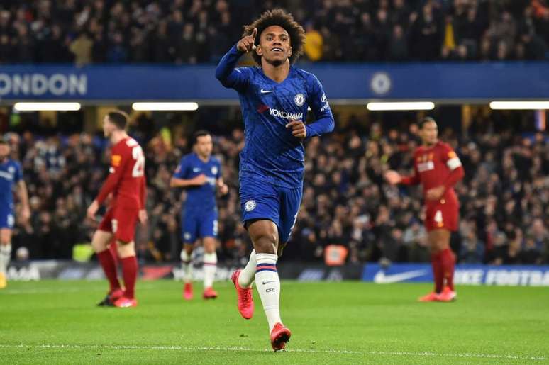 Willian fez o seu sexto gol na temporada. Camisa 10 atuou 36 vezes e tem ainda cinco passes (Foto: GLYN KIRK / AFP)