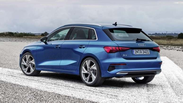 Visto de traseira, o novo Audi A3 Sportback mostra que o design buscou vincos marcantes e esportividade.