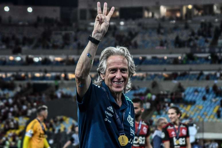 Técnico Jorge Jesus comemora título de campeão pelo Flamengo após vitória sobre o Independiente Del Valle na final da Recopa 2020, no Maracanã