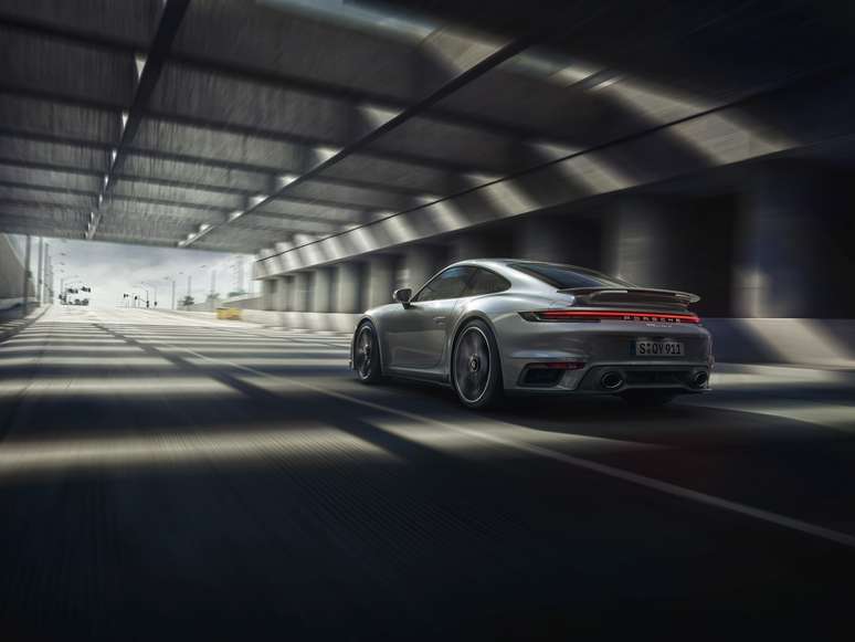 Na prova de 0-200 km/h, o 911 Turbo S baixou 1 segundo, graças ao novo motor 3.8.