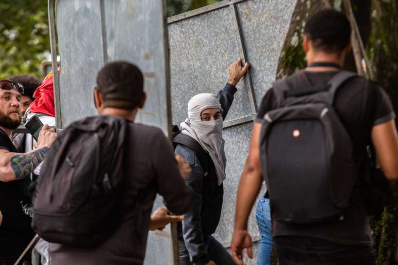  Manifestantes e policiais militares entram em confronto em frente ao prédio da Assembleia Legislativa do Estado de São Paulo.