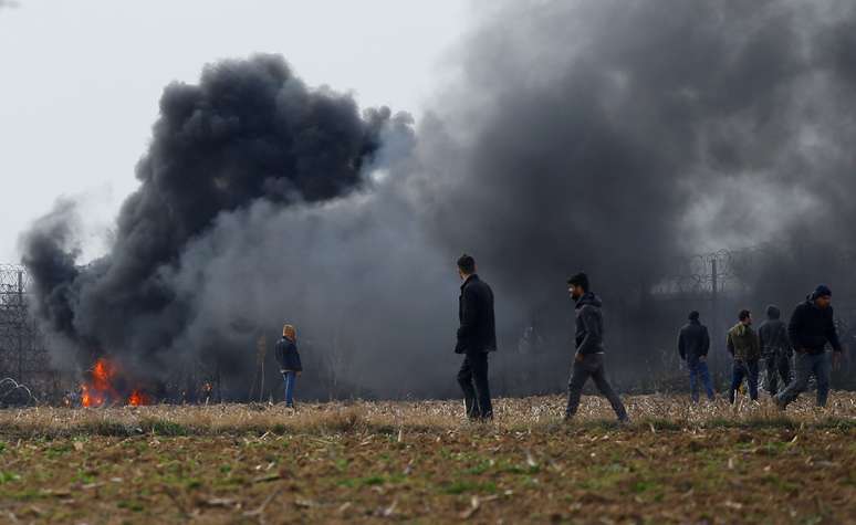 Colunas de fumaça perto da travessia de fronteira da Turquia com a Grécia
04/03/2020
 REUTERS/Huseyin Aldemir