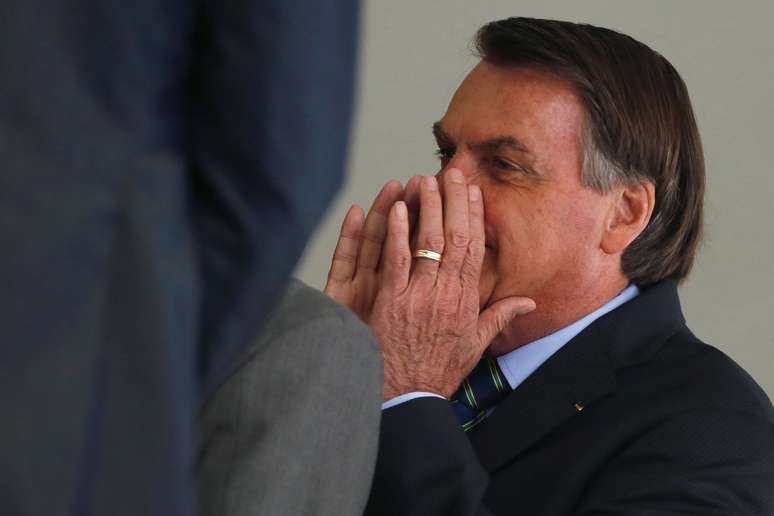 Presidene Jair Bolsonaro gesticula antes de cerim&ocirc;nia de posse da nova secret&aacute;ria de Cultura, Regina Duarte, no Pal&aacute;cio do Planalto, Bras&iacute;lia
04/03/2020
REUTERS/Adriano Machado
