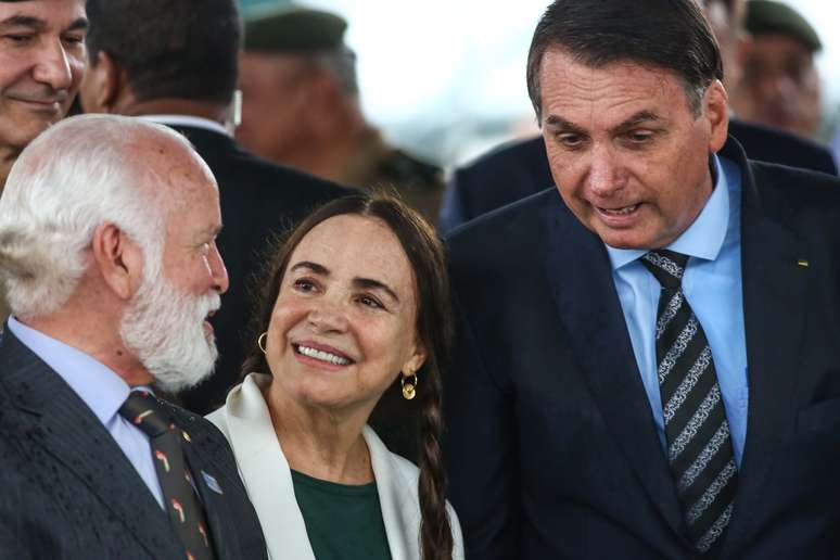 Regina Duarte acompanha o presidente do Brasil, Jair Bolsonaro durante o “ Lançamento da Pedra Fundamental do Colégio Militar de São Paulo ”