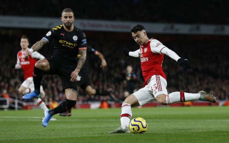 Manchester City e Arsenal acontecerá no dia 11 de março (IAN KINGTON / IKIMAGES / AFP)