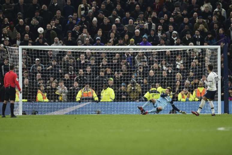 Lamela perdeu um dos pênaltis do Tottenham (Foto: GLYN KIRK / AFP)