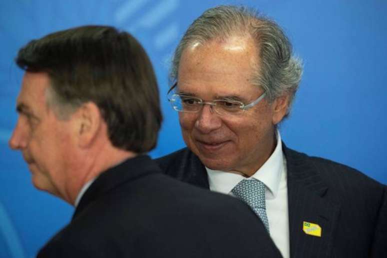 Bolsonaro e Paulo Guedes durante evento no Palácio do Planalto, em outubro