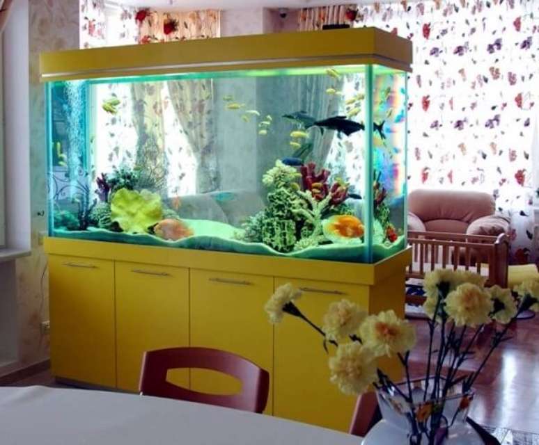 21. A estrutura do aquário pode ficar embutida sobre um móvel com gavetas. Fonte: Pinterest
