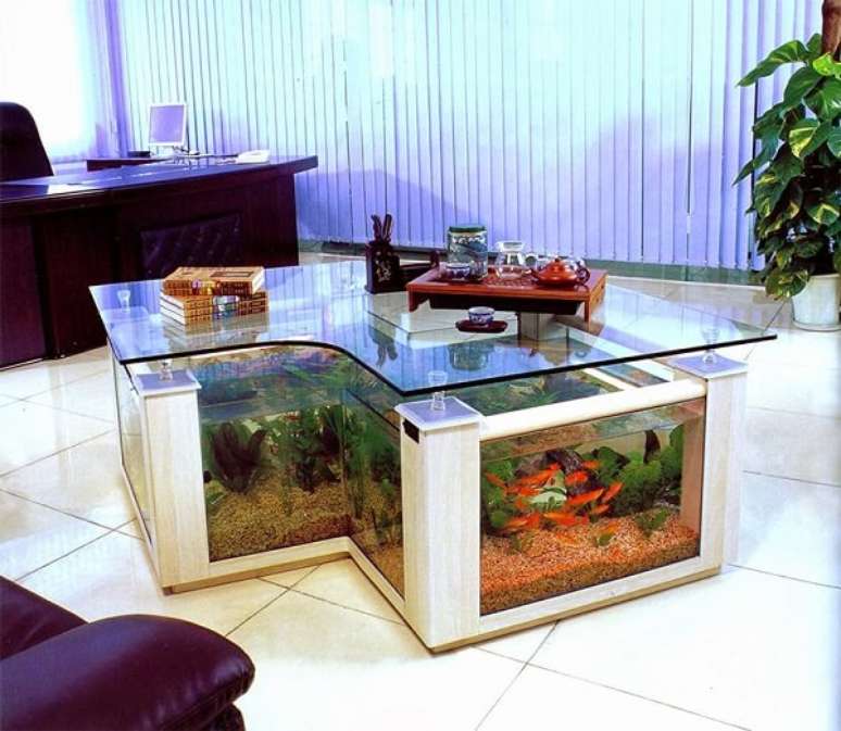 24. Aproveite a profundidade da mesa de centro para incluir diferentes plantas para aquário. Fonte: Pinterest