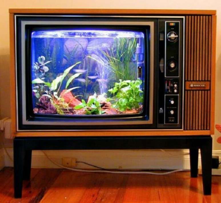 25. Aproveite a estrutura de uma televisão antiga para montar um lindo aquário. Fonte: Pinterest